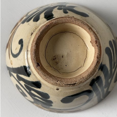 古琉球 やちむん  4.5寸マカイ 古作 登窯 唐草模様 呉須と飴釉の2色構成 昭和期 ヴィンテージ フォークアート ニュウ有
