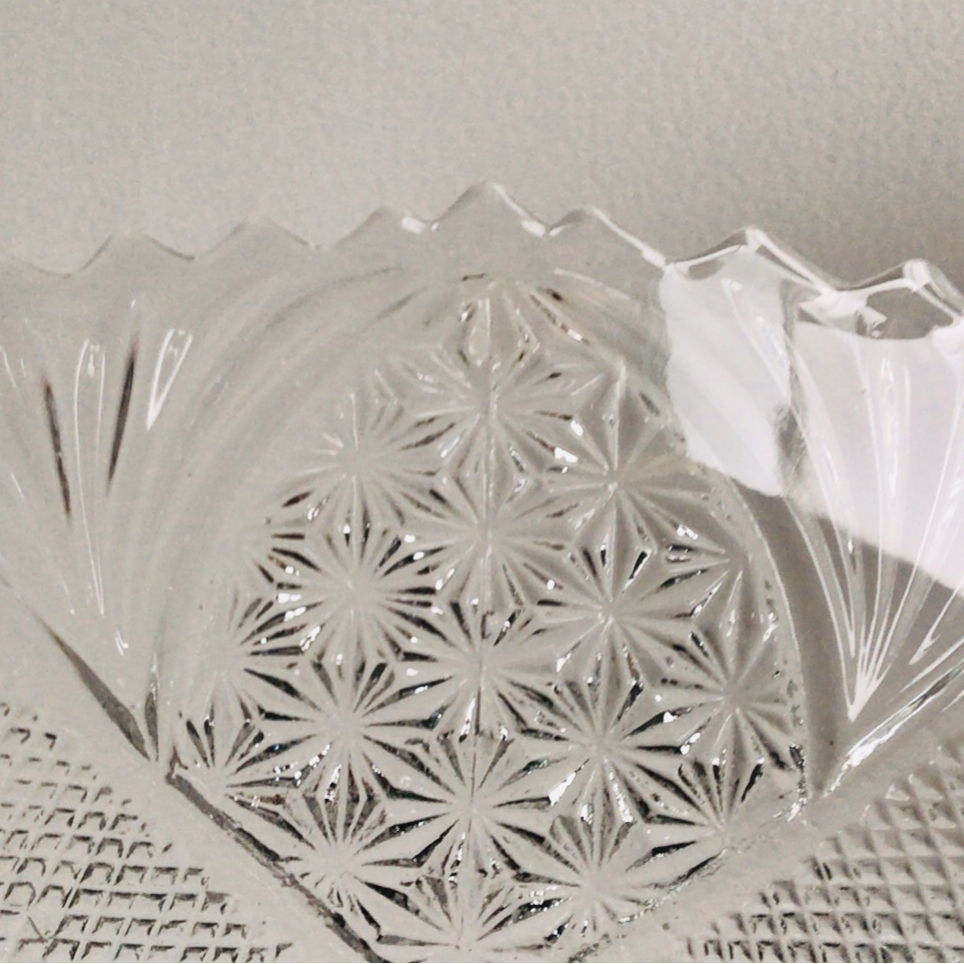大正〜昭和期 古いプレスガラス 20cmの大鉢 花紋様 素麺器 大正〜昭和期 古いプレスガラス 20cmの大鉢 花紋様 素麺器