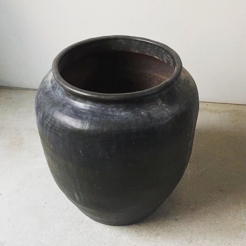 手捻りの古い大壺 古壺 古甕 古民藝 焼物 高さ38cm幅37cm メダカ