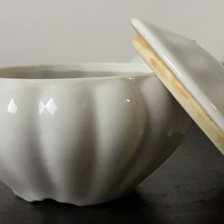 古い白磁の小壺 大正 昭和 蓋付き白磁器 古作 蓋の汚れ以外は完品