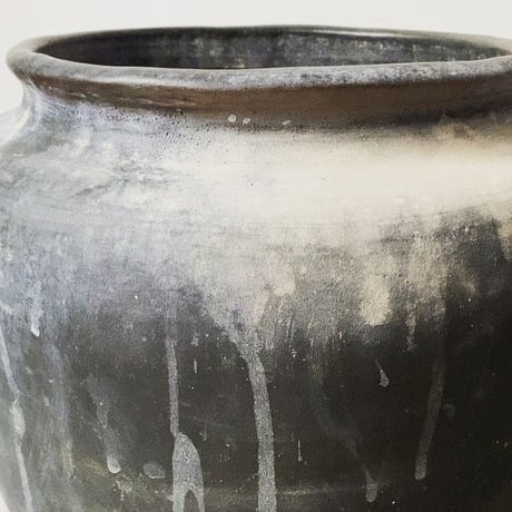 手捻りの古い大壺  古壺  古甕 古民藝 焼物  高さ38cm幅37cm   メダカ鉢 睡蓮鉢 金魚鉢 ハス 水栽培 水中昆虫 ビオトープ 玄関壺 傘立　完品