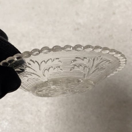 アンティーク ガラス器 明治〜大正期 古手のプレスガラス 豆皿 レース装飾 輪紋 葉紋 無色 気泡  ゆらゆら硝子 小皿 完品