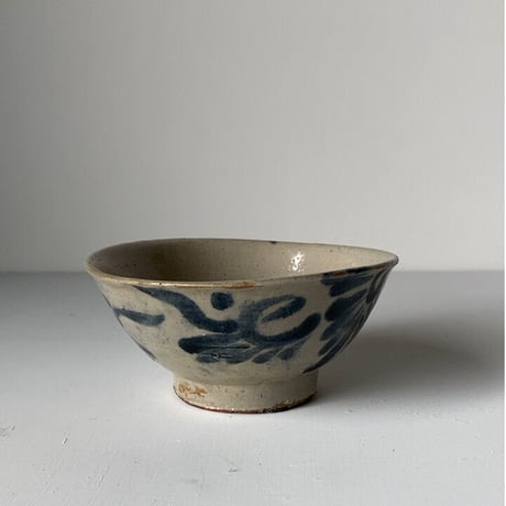 C  古琉球 やちむん 4.5寸マカイ 古作 登窯 花唐草 呉須色 沖縄 焼物 茶碗 昭和期 ヴィンテージフォークアート 僅かなホツ有