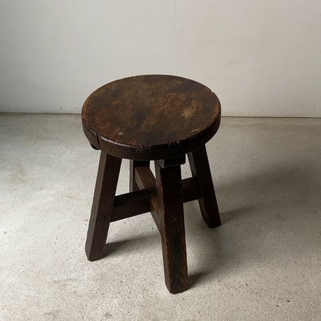 アンティーク丸椅子 小さめサイズ 作業椅子 広葉樹座面  黒ヤケ飴色トロトロ絶品エイジング  荒々しい木肌 古い木の椅子 ヴィンテージスツール 日本製品 良品