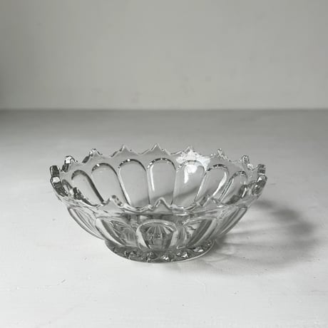 アンティーク プレスガラス デザート深皿 直径約12.5cm 小鉢 レース装飾 クリア  大正期 レトロ食器 ヴィンテージ食器 気泡ガラス アイスクリーム かき氷 フルーツ皿 デザート皿 完品