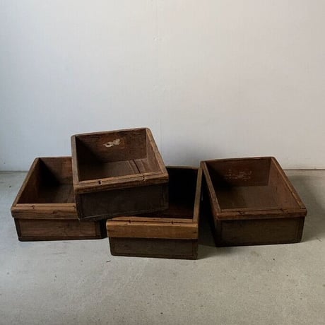 古い木箱 4個セット   小さめ 幅約24cm/奥行32cm  老舗園芸店の仕分け木箱です。