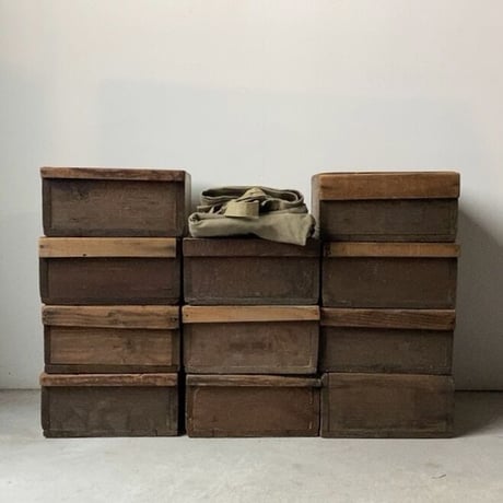 古い木箱 4個セット   小さめ 幅約24cm/奥行32cm  老舗園芸店の仕分け木箱です。