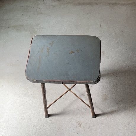 古い鉄足のスツール  ジャパンヴィンテージ  スクエアスツール グレーのスチール作業椅子