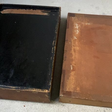 漆塗の木箱に和紙を貼った蓋付き木箱 約38cm 古い木箱  書道具箱 墨文字の和紙 昭和初期戦前 道具箱 ジャパンヴィンテージ