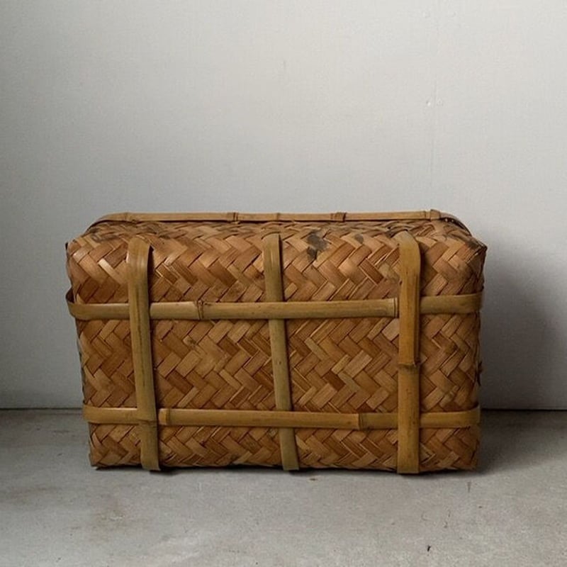 竹編の平野良籠 ありそでない大きめ平籠 太い竹のフレームに表皮を剥い