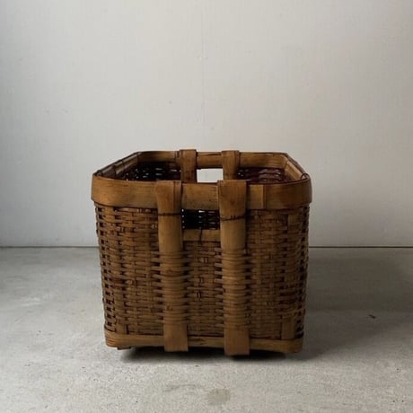 古い竹編　太いフレームが頼もしい野良籠  野菜籠  古民具  古民藝. 美エイジング品  ヴィンテージクラフト