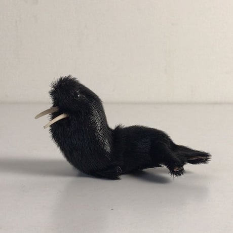 セイウチの置物　毛皮／レザー　ブラック　天然素材　ヴィンテージドール　動物人形