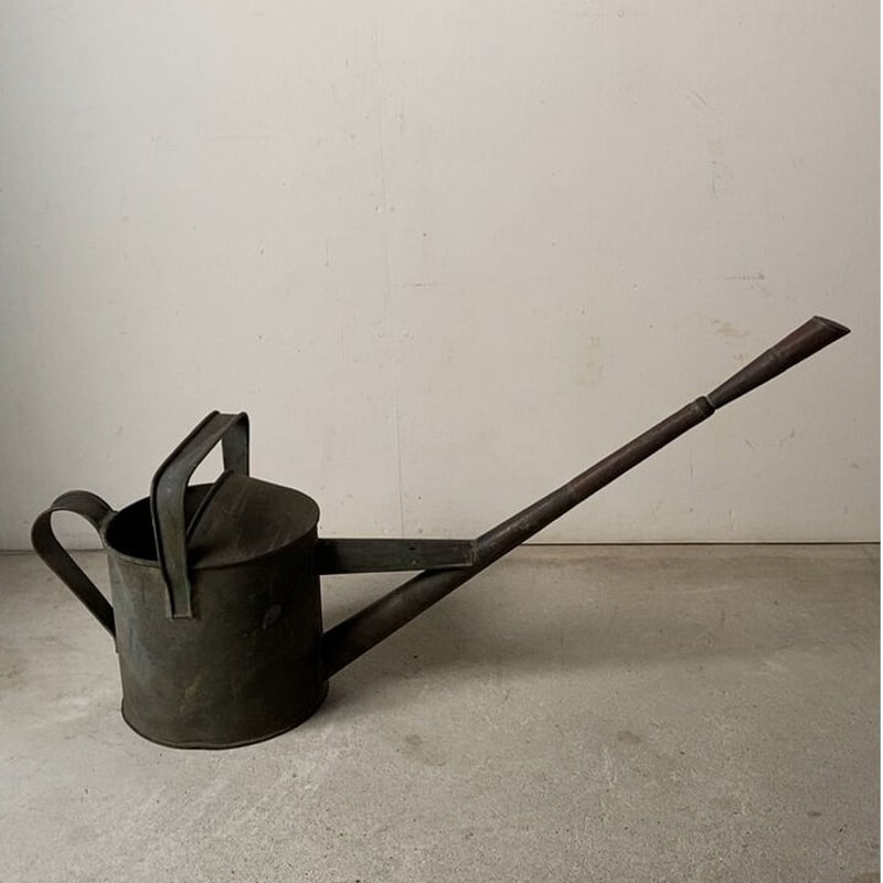 銅製アンティークじょうろ 黒ヤケした重厚感十分の古いジョーロです