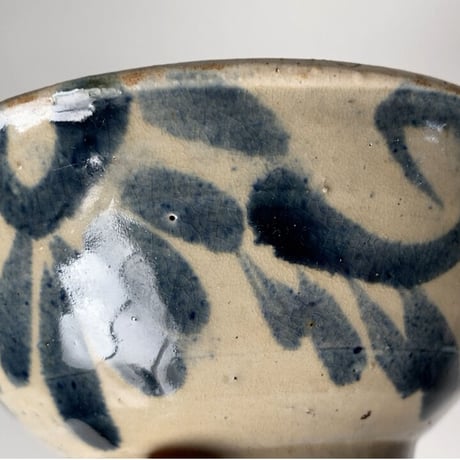 A  古琉球 やちむん 4.5寸マカイ 古作 登窯 花唐草 呉須色 沖縄 焼物 茶碗 昭和期 ヴィンテージフォークアート 完品