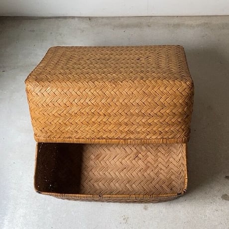 古い竹編みの行李 55cm  竹行李  柳行李  スズ竹 網代編み  ヴィンテージクラフト 保管箱 衣装ケース 道具箱 やや深型