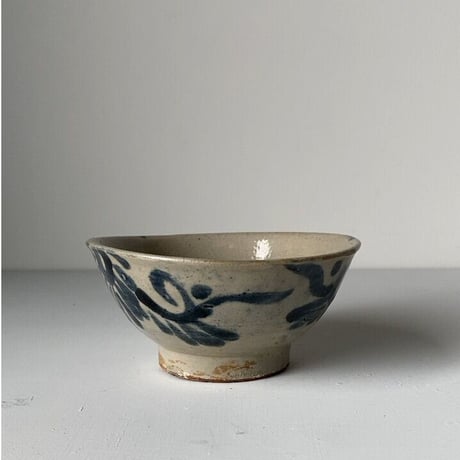 C  古琉球 やちむん 4.5寸マカイ 古作 登窯 花唐草 呉須色 沖縄 焼物 茶碗 昭和期 ヴィンテージフォークアート 僅かなホツ有