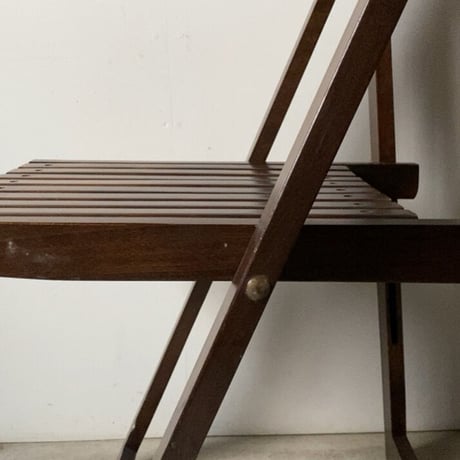 1960s 木製フォールディングチェア  折り畳み椅子 古い木のイス 太いフレームに直線的なデザインがグッドバランスです。