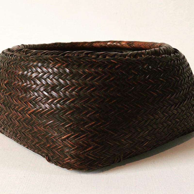 竹編みの炭斗(すみとり) 細かく密度の高い網代編み ヘリンボーン