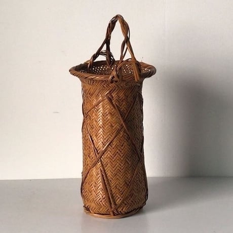 竹編みの花器  作家印は御座いませんが高い技術で編まれた花器です。竹かご 竹籠 編みかご 民藝 古美術    美品。