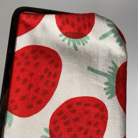 marimekko（マリメッコ）Mansikka（マンシッカ/イチゴ）柄のがま口ポーチ 小型 中古美品