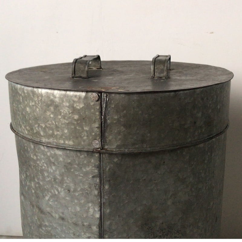 ビンテージ インダストリアル  レトロ ブリキ缶 蓋付き 筒型 ビンテージ インダストリアル レトロ ブリキ缶 蓋付き 筒型