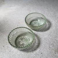 アンティークプレスガラス デザート深皿2客セット 花紋様 輪花縁 古いガラス器 小鉢 昭和初期 アイスクリーム かき氷 デザート皿