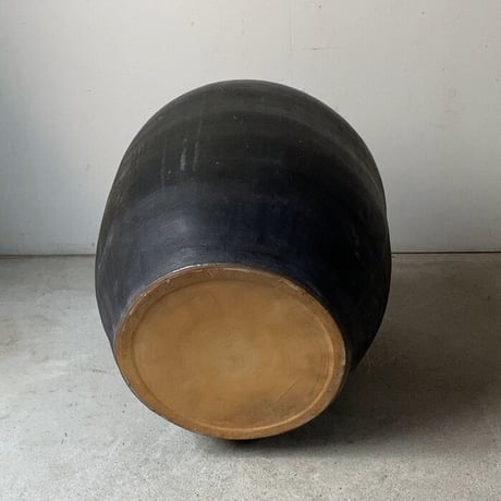 手捻りの古い大壺  古壺  古甕 古民藝 焼物  高さ38cm幅37cm   メダカ鉢 睡蓮鉢 金魚鉢 ハス 水栽培 水中昆虫 ビオトープ 玄関壺 傘立　完品