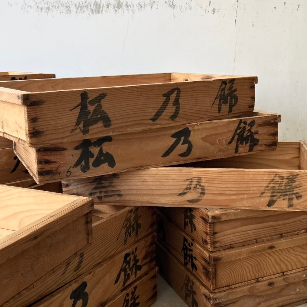 古い木製餅箱 (1点の価格) 無垢材 無塗装 白木墨文字 落書 平木箱