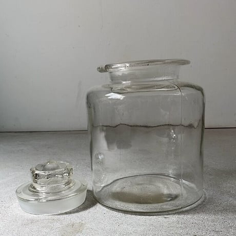 アンティーク ガラスポット 高さ蓋込 25cm5L 円柱型蓋付 古い硝子の保存瓶 プレスガラス 昭和初期〜中期 ゆらゆら気泡ガラス 無色透明  完品