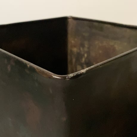 古い鉄の箱 (蓋付き) 黒ヤケ 黒光り グッドエイジング 厚みあり縁補強構造 古箱