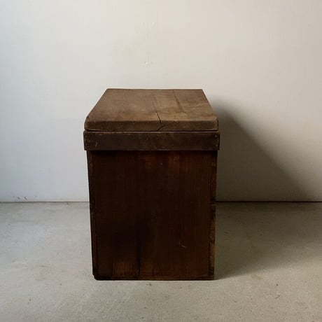 蓋付き古い木の箱  幅約42cm ラワン無垢材のゴツい蓋と杉無垢材の縦型の箱  作り エイジング共にグッド 古材の良いお色目です。