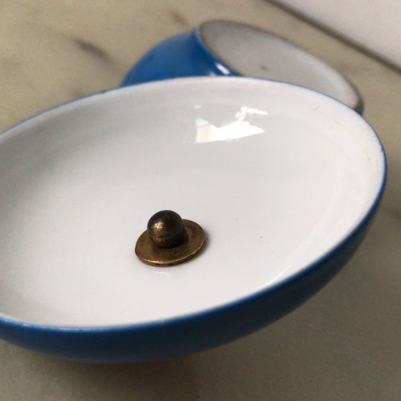 フランス アンティーク 青い小物入れ 陶器 唐草金具蓋 ポット ボンボ