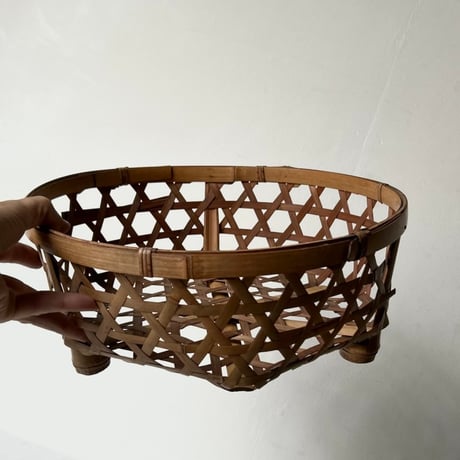 古い水切り竹籠 足付き洗い籠(3つ足) 編みカゴ 竹素材 手仕事 工芸品 民藝 クラフト ジャパンヴィンテージ