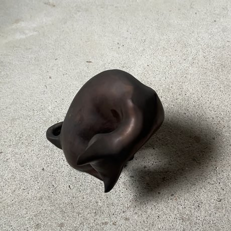 ブロンズ猫像 ヴィンテージドール 古い銅の猫 置物  しとやかな猫  スミスソニアン 金工 オールドクラフト 希少品