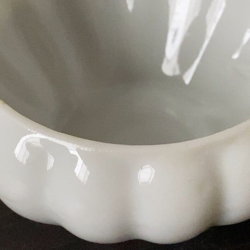 古い白磁の小壺 大正 昭和 蓋付き白磁器 古作 蓋の汚れ以外は完品