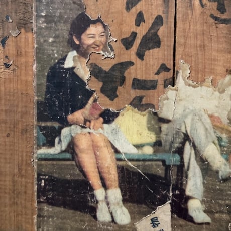 古い蓋付木箱 ロック金具付き 道具箱 当時物 若き日の上皇后美智子様 の写真が貼られた古い木箱 皇室ファン必見の珍希少品 良品