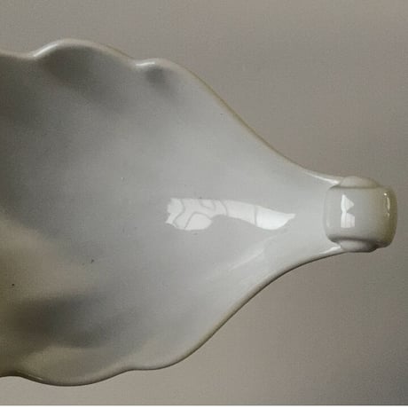 古い葉形白磁器 三足  大正 昭和 古作  若干の小傷程度の完品範疇