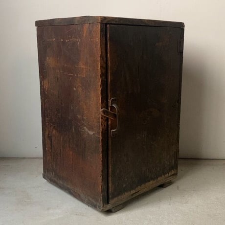 古い木製書庫. 開戸書類庫 棚庫 4段棚 アンティーク家具 黒ヤケした分厚い古材と真鍮持ち手が貫禄 凄み 共に有り。