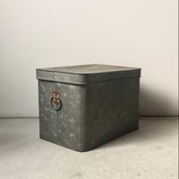 古いブリキの箱  蓋付き 持手付き ヴィンテージツールボックス ストック缶ヴィンテージ 蓋付き 銅持手  米櫃 保存ケース 道具箱 アンティークスチール ボックス