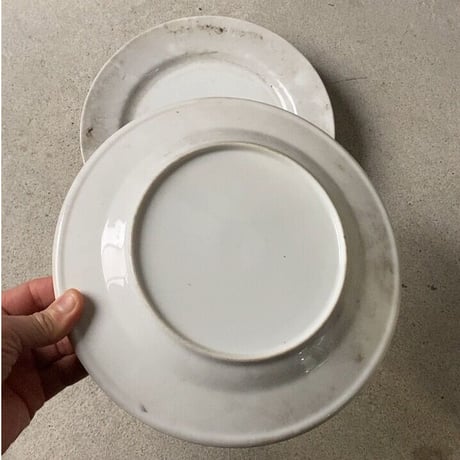 旧家の物置に長年眠っていた古い白いお皿23cm  4枚セット  洋食皿  平皿  ヴィンテージプレート 未使用品レベル