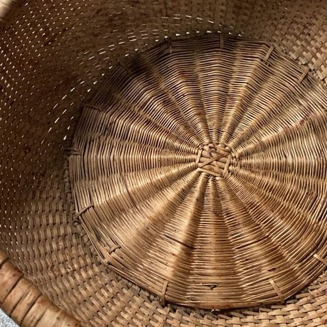 古い深籠皿  26cm  歪な形状でマットな素材感  繊細編み  グッドコンディション