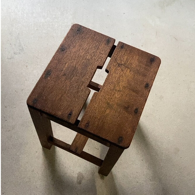 古い木製スクエアスツール ラワン無垢材 黒ヤケ ヴィンテージ 角椅子