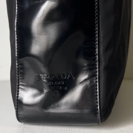 90s VINTAGE PRADA ナイロン/ガラスレザー コンビ 小さめトートバッグ 型押しエンボスロゴ 軽量トートバッグ シンプルデザイン　オールドプラダ 中古良品
