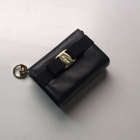 Salvatore Ferragamo  サルヴァトーレ フェラガモ　ヴァラ ミニポーチ　化粧ポーチ 小物ケース  キーリング  キーケース  コインケース　リザード型押　ブラック/ゴールド　中古美品