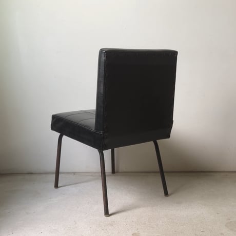 古いローチェア 2脚セット  ミニソファ シングルソファ レトロチェア シンプルデザイン 黒い椅子 鉄足 80sジャパンヴィンテージ 古家具 良品