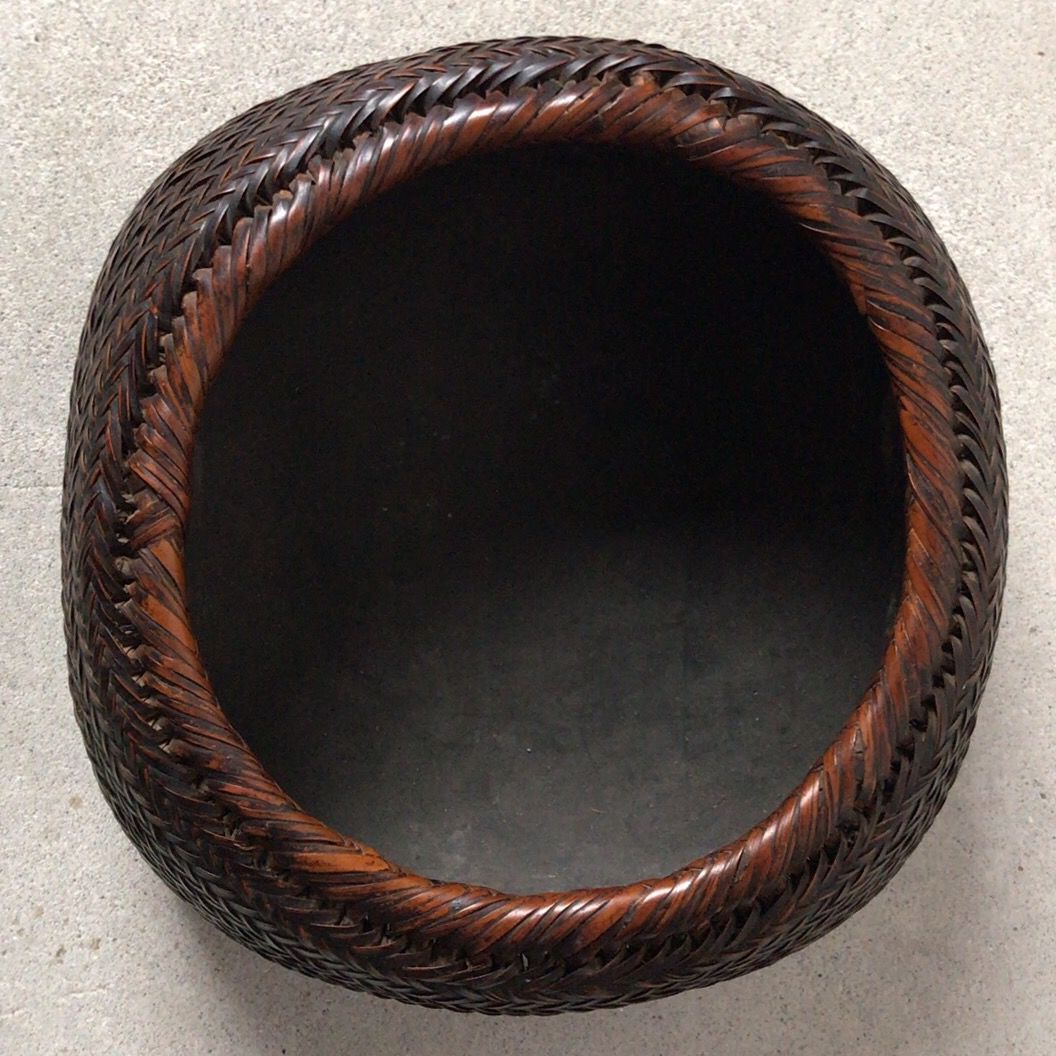 未使用　網代編み　炭斗　比呂行作　竹細工　伝統工芸品　茶道　茶道具 竹編みの炭斗(すみとり) 細かく密度の高い網代編み ヘリンボーン