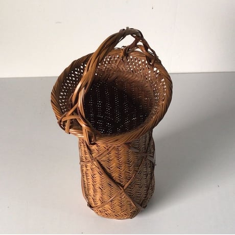 竹編みの花器  作家印は御座いませんが高い技術で編まれた花器です。竹かご 竹籠 編みかご 民藝 古美術    美品。