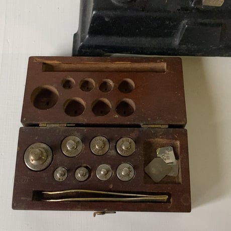 古い上皿天秤と木製の小型ガラスケース 1948年 楢材 指物加工 木工 工芸 ジャパンヴィンテージ 良品