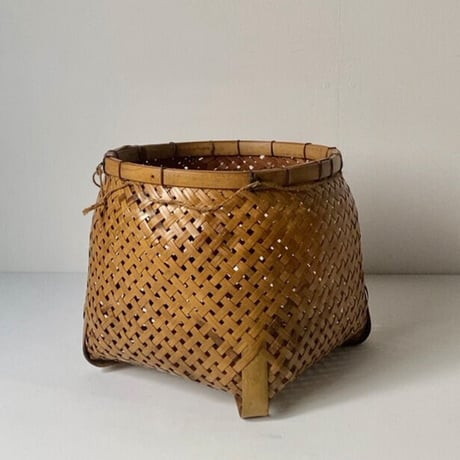 古い竹編みの魚籠(ビク) 竹工芸 ヘラ立て  花器 鉢受け  屑籠  ダストボックス  花器  壺型の足付金具付編みかご 日本の工芸品 古民藝 天然素材 美品