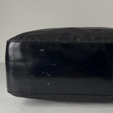 90s VINTAGE PRADA ナイロン/ガラスレザー コンビ 小さめトートバッグ 型押しエンボスロゴ 軽量トートバッグ シンプルデザイン　オールドプラダ 中古良品